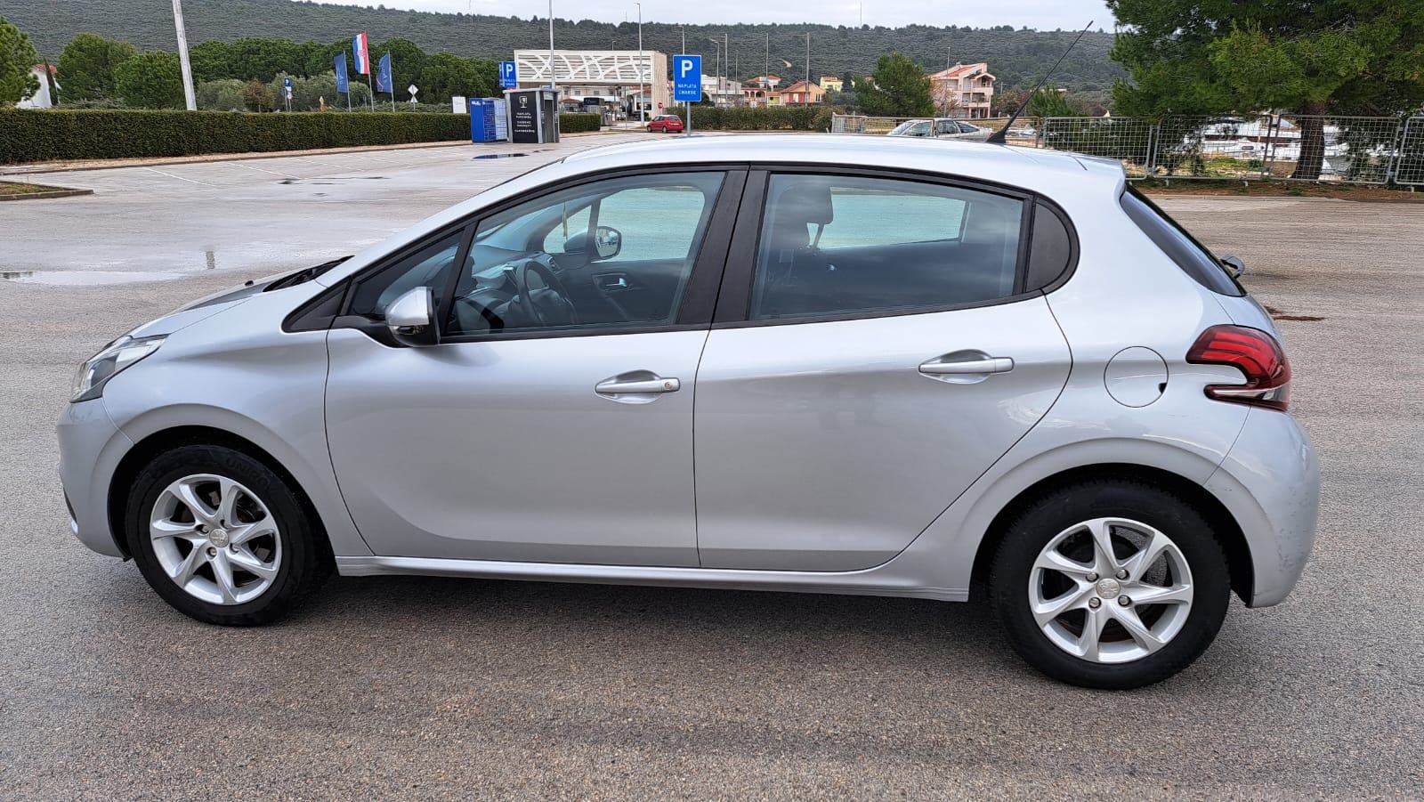 Peugeot 208 2017-God, **Obavljen komplet veliki servis**, fotografija 11