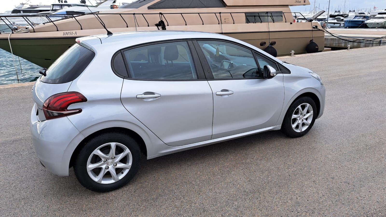 Peugeot 208 2017-God, **Obavljen komplet veliki servis**, fotografija 7