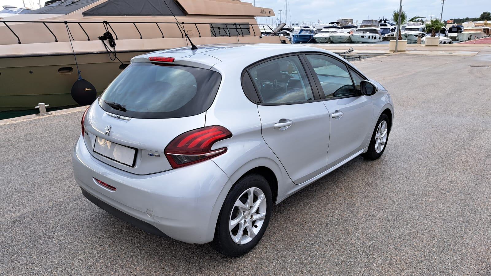 Peugeot 208 2017-God, **Obavljen komplet veliki servis**, fotografija 8