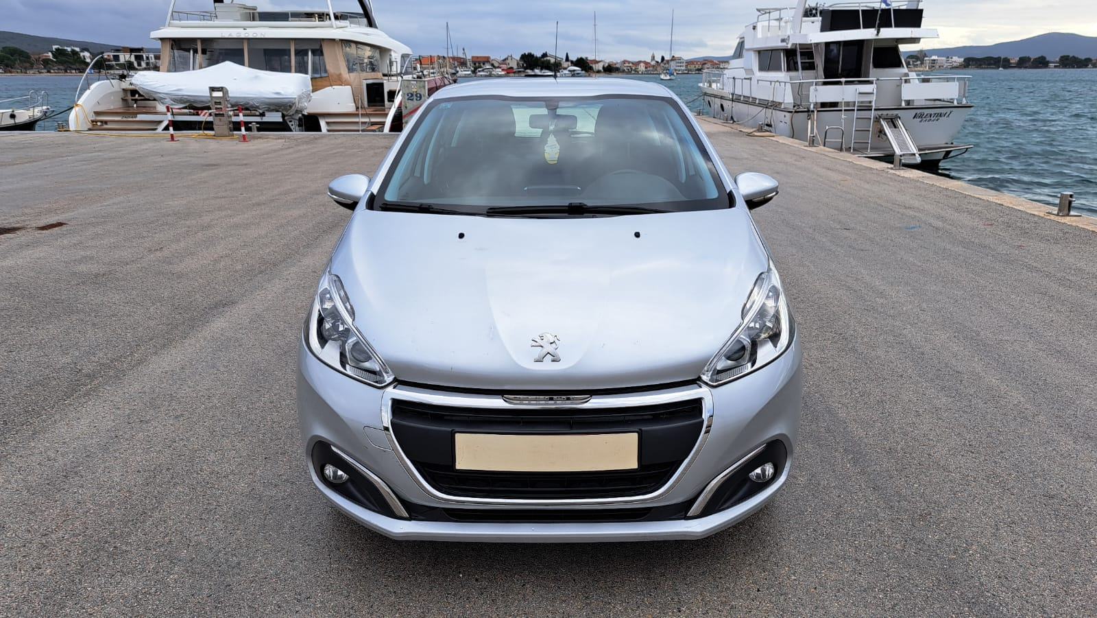 Peugeot 208 2017-God, **Obavljen komplet veliki servis**, fotografija 16