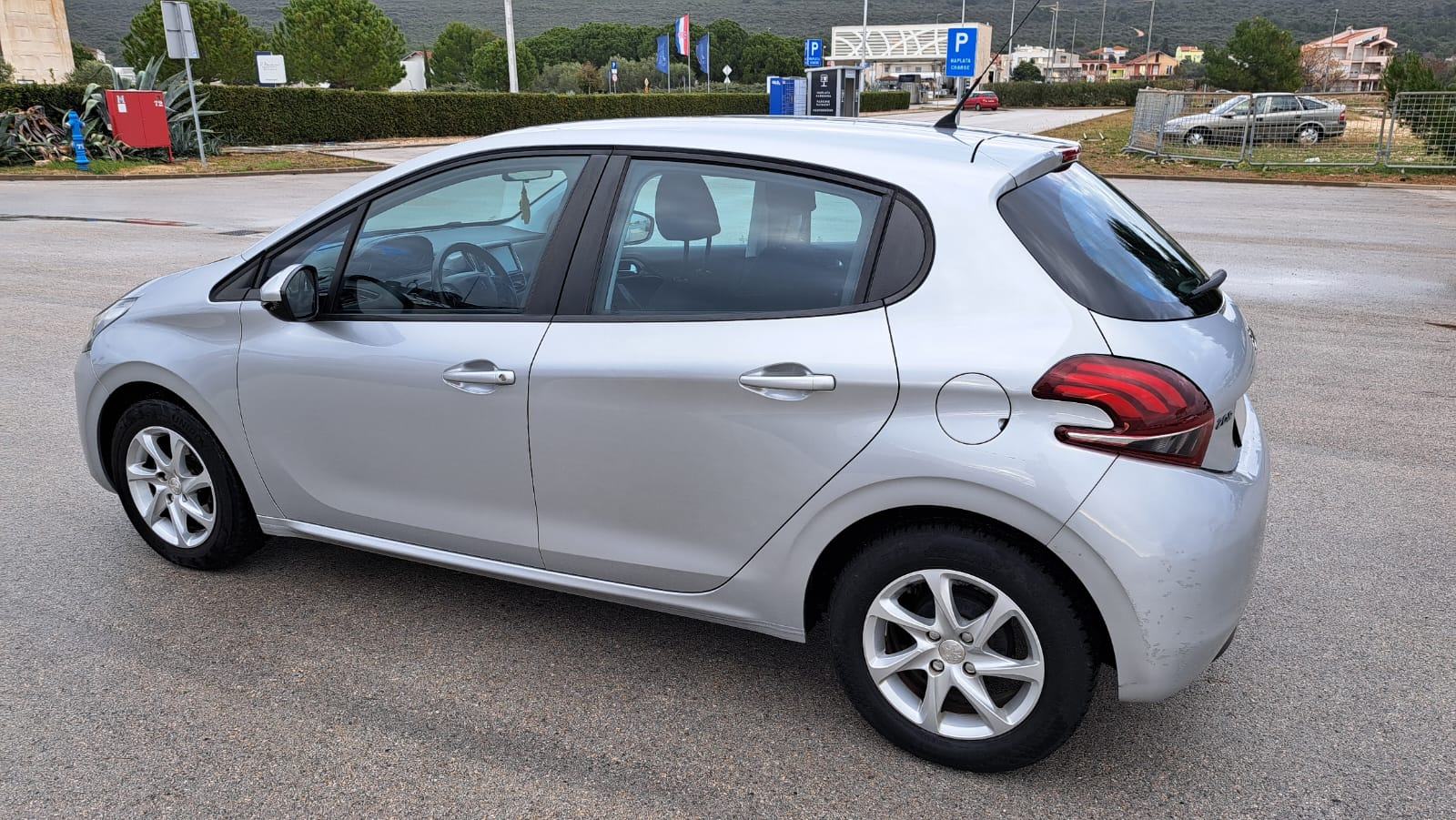 Peugeot 208 2017-God, **Obavljen komplet veliki servis**, fotografija 10