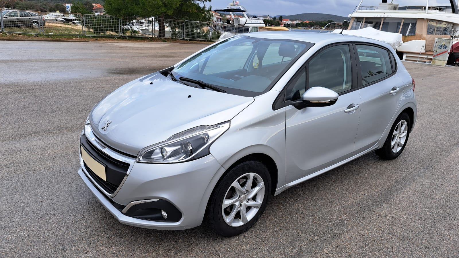 Peugeot 208 2017-God, **Obavljen komplet veliki servis**, fotografija 14