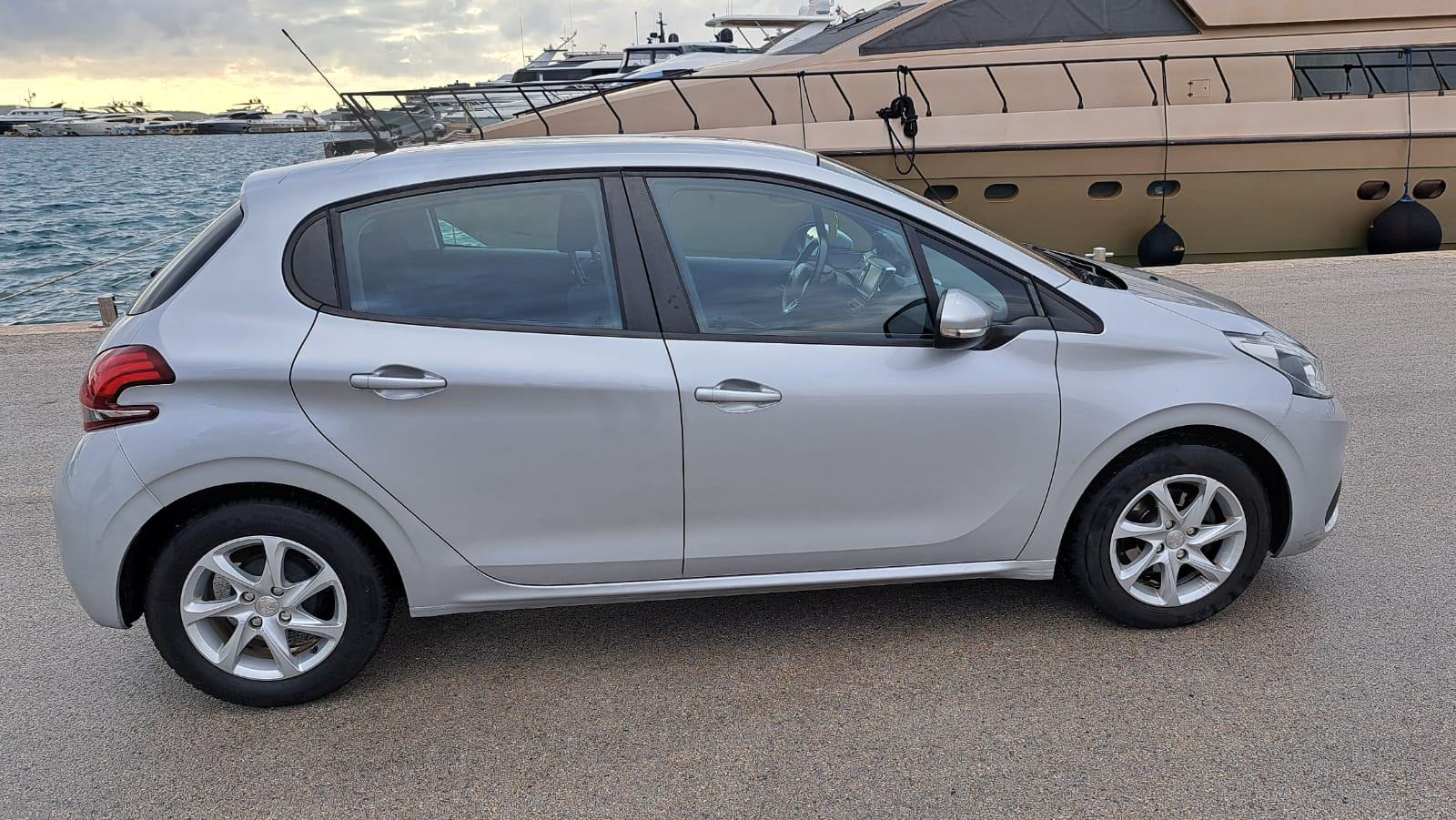 Peugeot 208 2017-God, **Obavljen komplet veliki servis**, fotografija 6