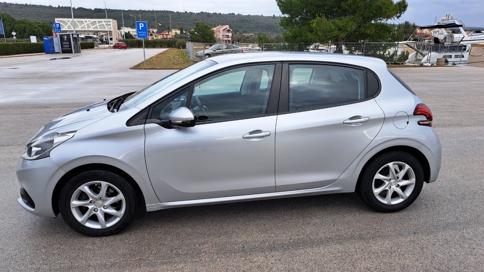 Peugeot 208 2017-God, **Obavljen komplet veliki servis**, fotografija 12