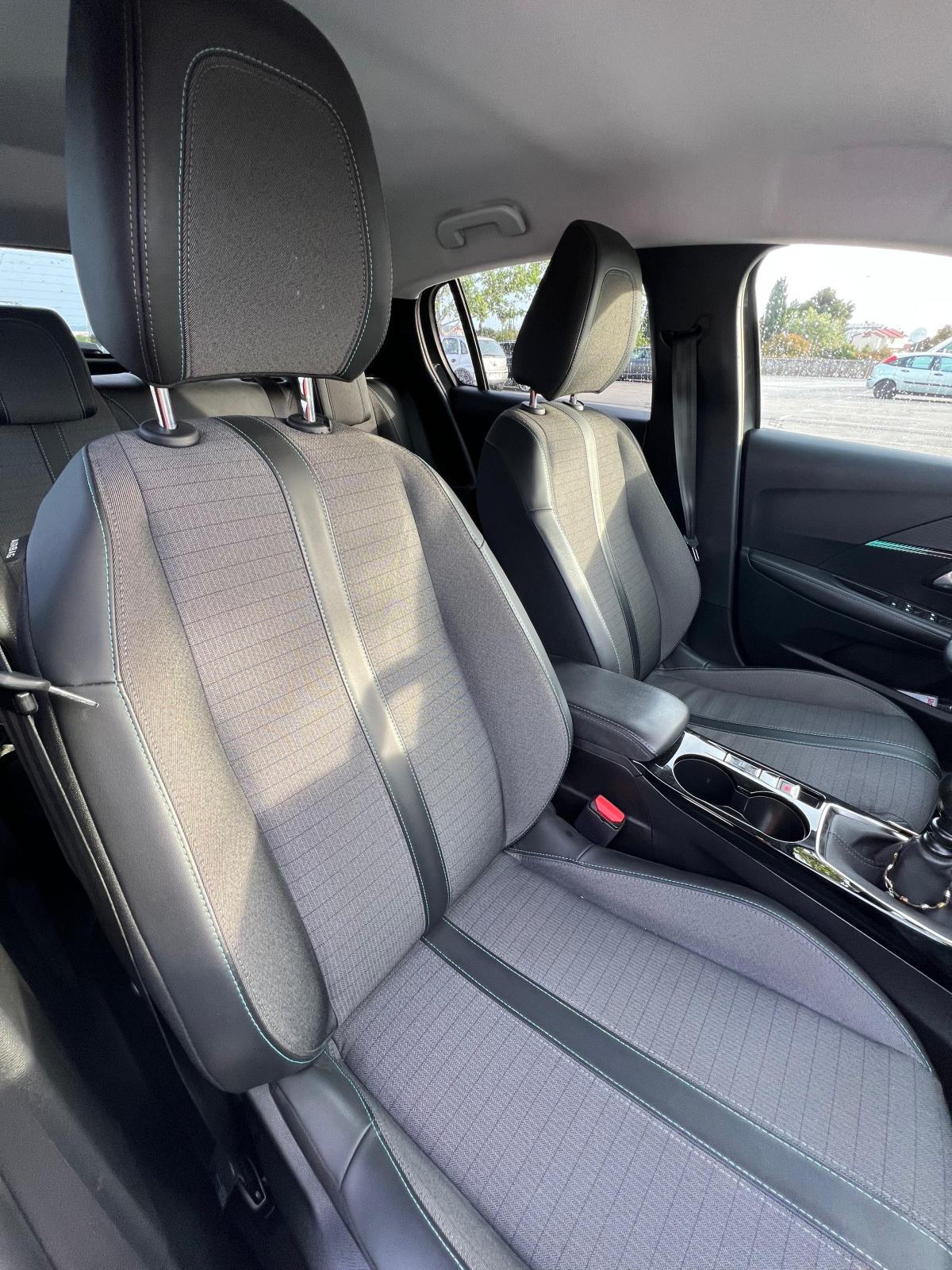 Peugeot 208 1,2, fotografija 2
