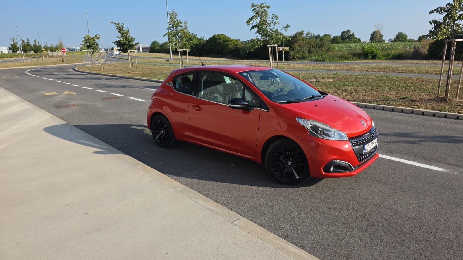 Peugeot 208 1,2 KOŽNA SPORTSKA SJEDALA!, fotografija 1