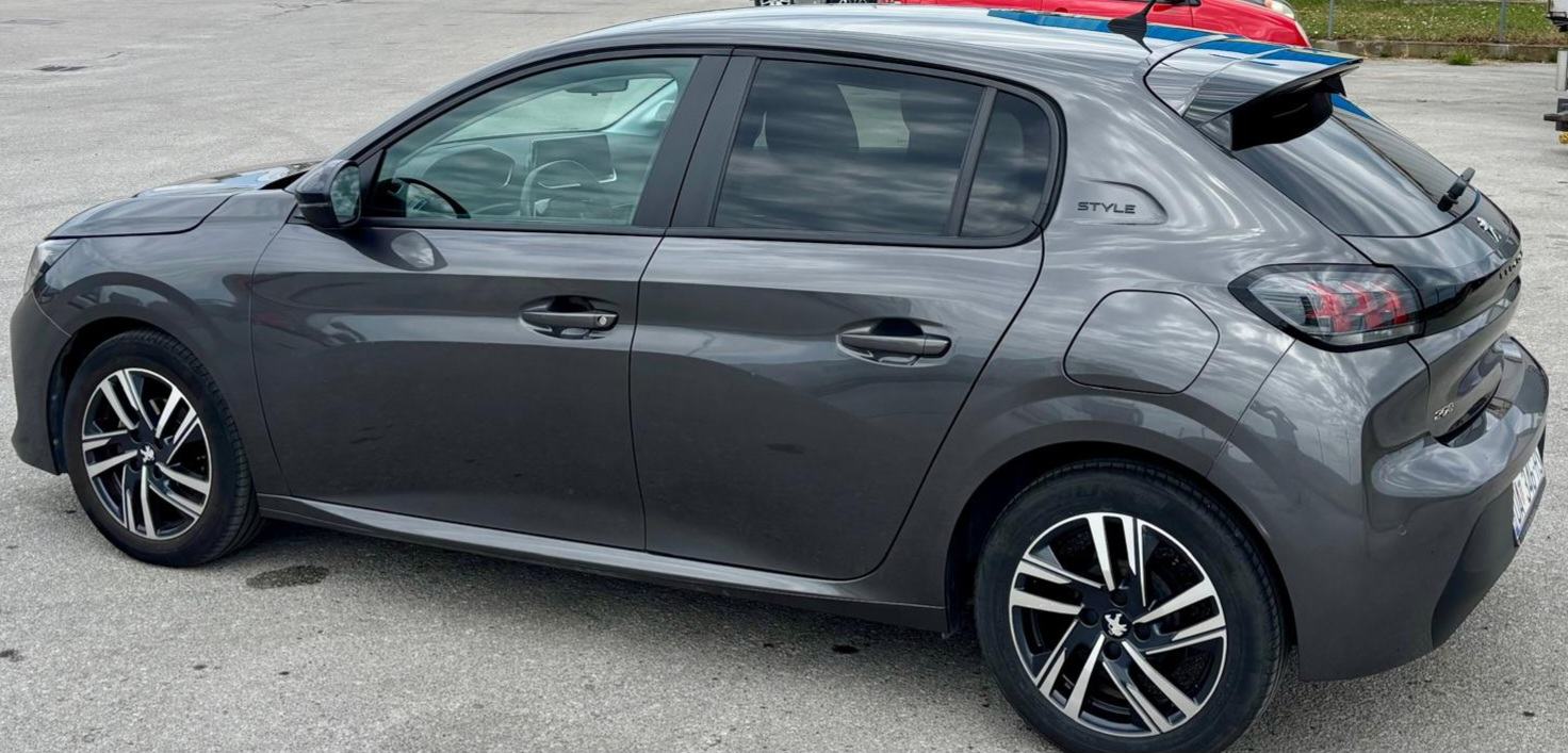 Peugeot 208 1,2, fotografija 1