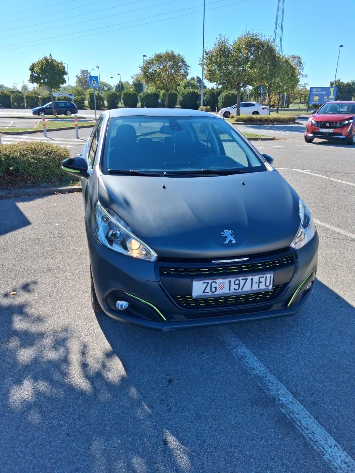 Peugeot 208 1,2, fotografija 1