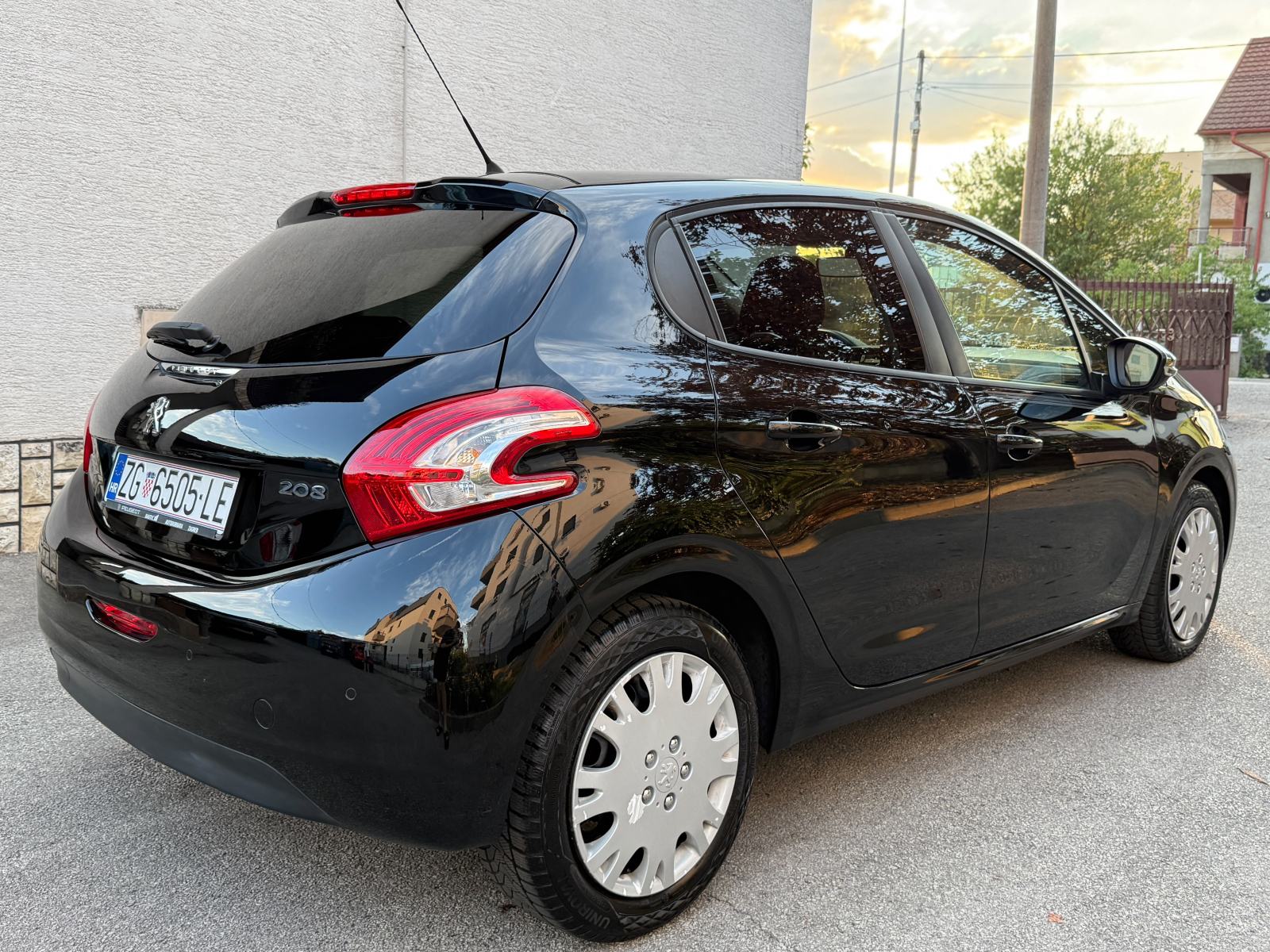 Peugeot 208 1,2 STYLE *REG 08/2027* Klima, Park senzori, Grij. sjedala, fotografija 3