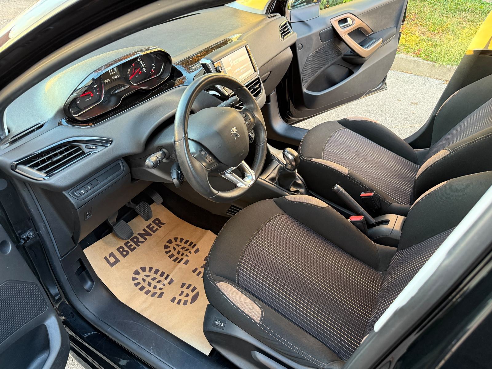 Peugeot 208 1,2 STYLE *REG 08/2027* Klima, Park senzori, Grij. sjedala, fotografija 6