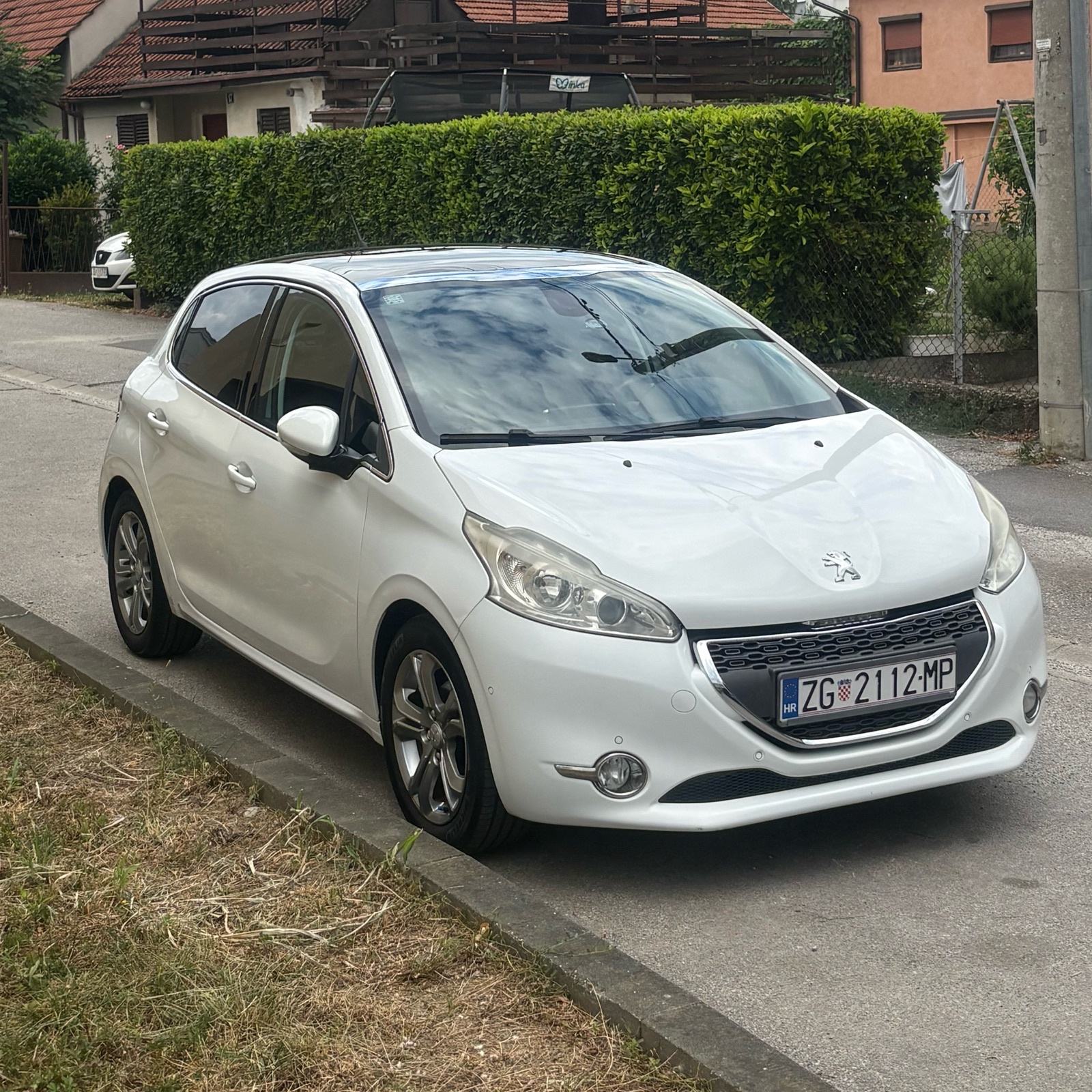 Peugeot 208 1,2 VTi Allure, panoramski krov, pogled izvana - slika 1