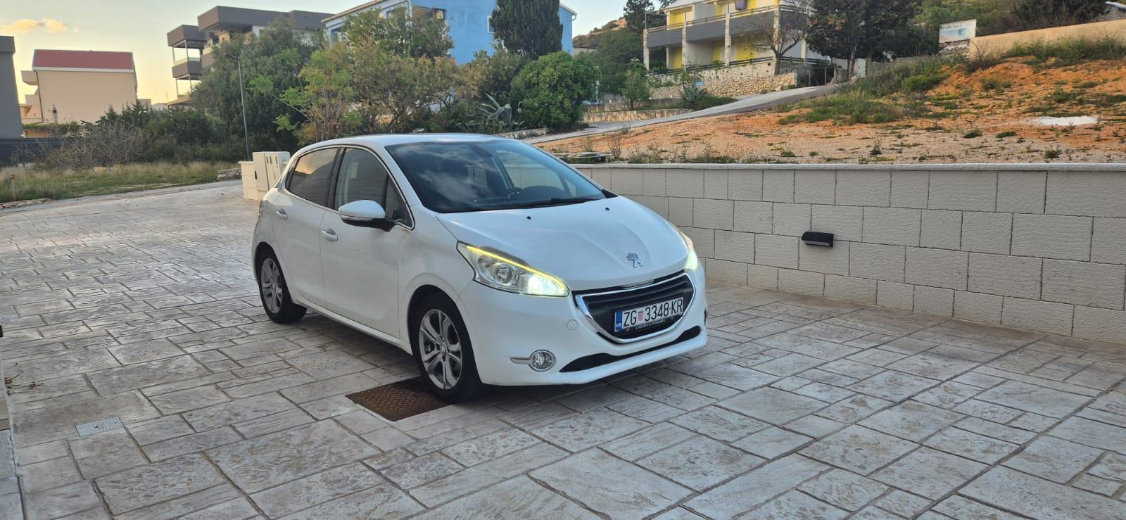 Peugeot 208 ALLURE 1.2 VTi | Reg. 04/2027 | Servis 2025 | Novi akumula, fotografija 2