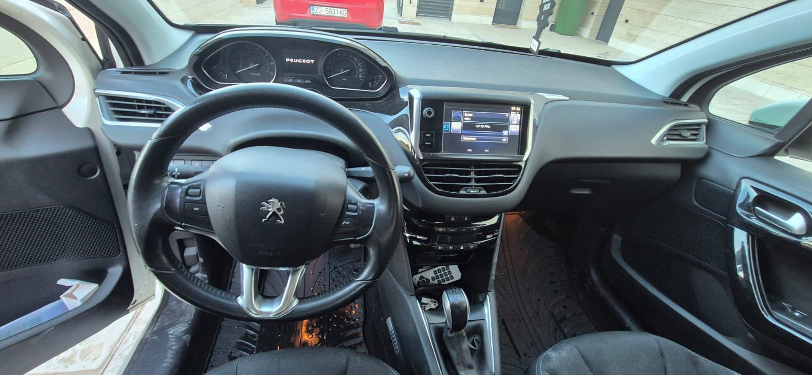 Peugeot 208 ALLURE 1.2 VTi | Reg. 04/2027 | Servis 2025 | Novi akumula, fotografija 3