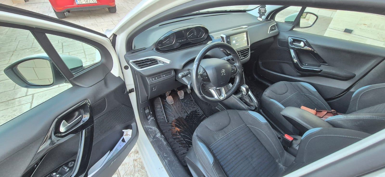 Peugeot 208 ALLURE 1.2 VTi | Reg. 04/2027 | Servis 2025 | Novi akumula, fotografija 4