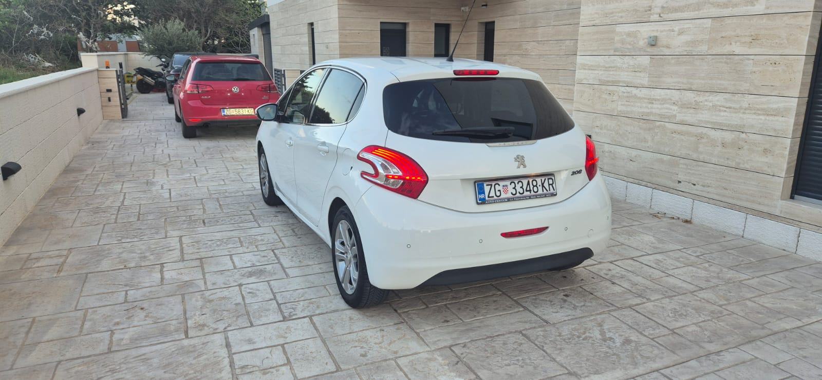 Peugeot 208 ALLURE 1.2 VTi | Reg. 04/2027 | Servis 2025 | Novi akumula, fotografija 5