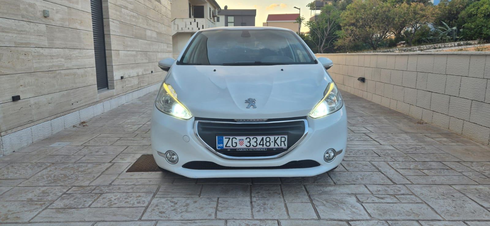 Peugeot 208 ALLURE 1.2 VTi | Reg. 04/2027 | Servis 2025 | Novi akumula, fotografija 7