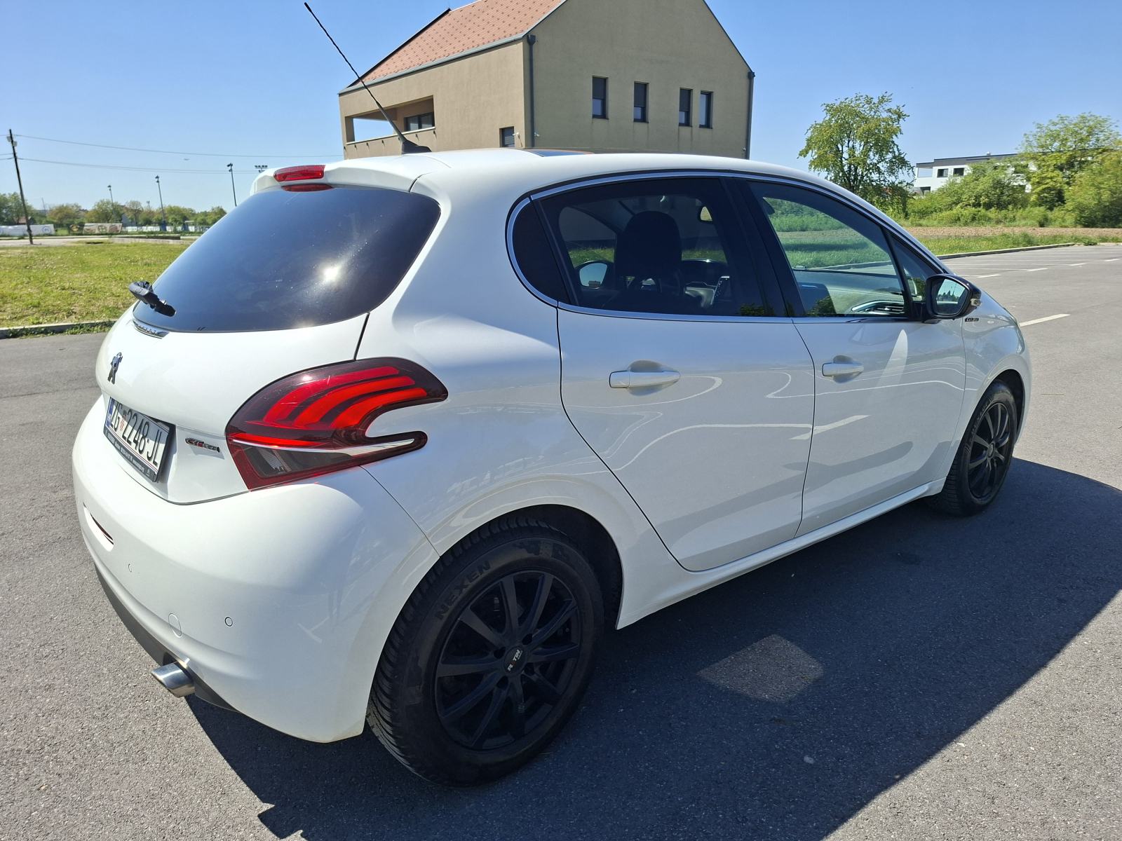 Peugeot 208 1,2i GTline, 110 KS, fotografija 11