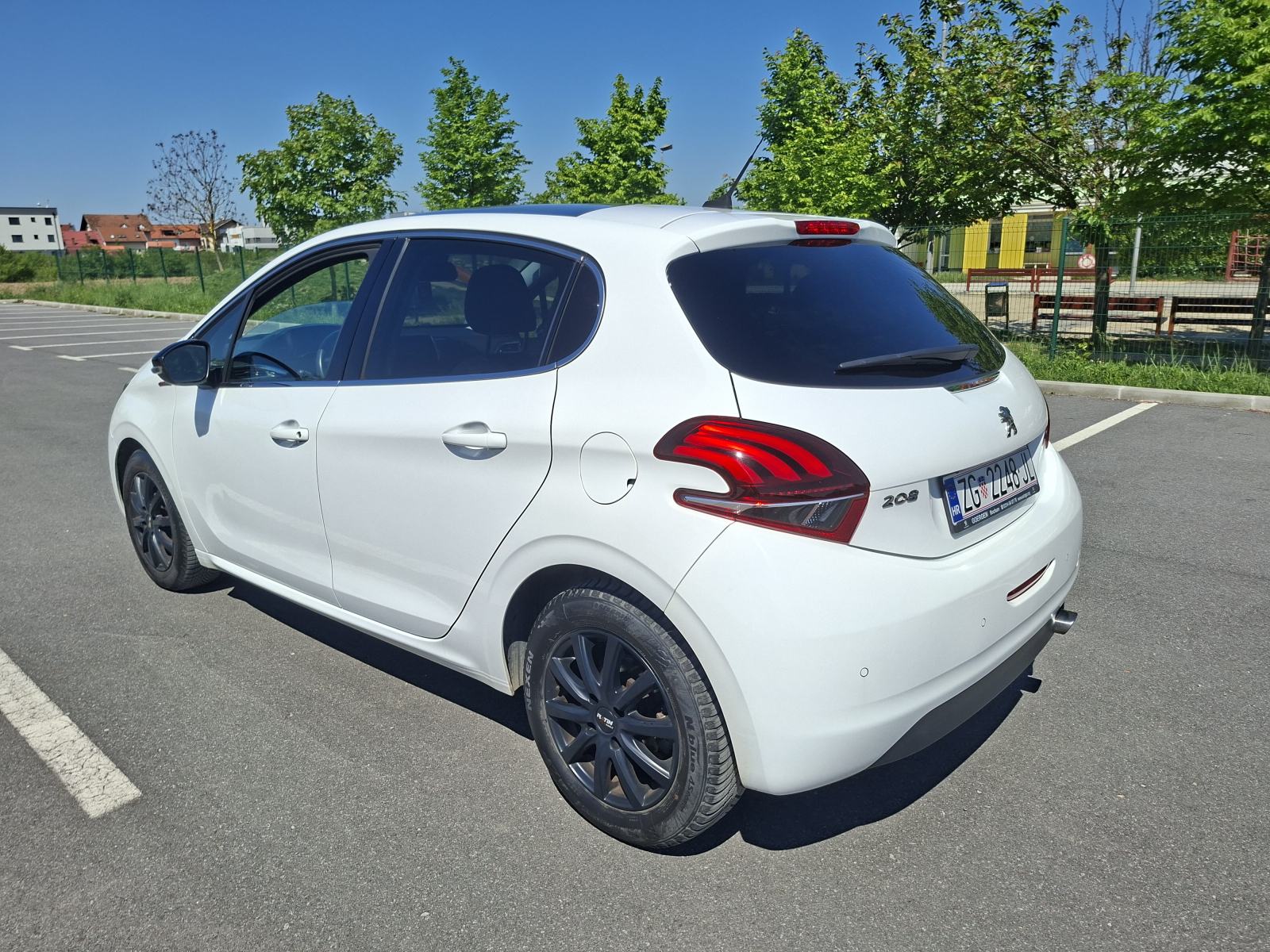 Peugeot 208 1,2i GTline, 110 KS, fotografija 9
