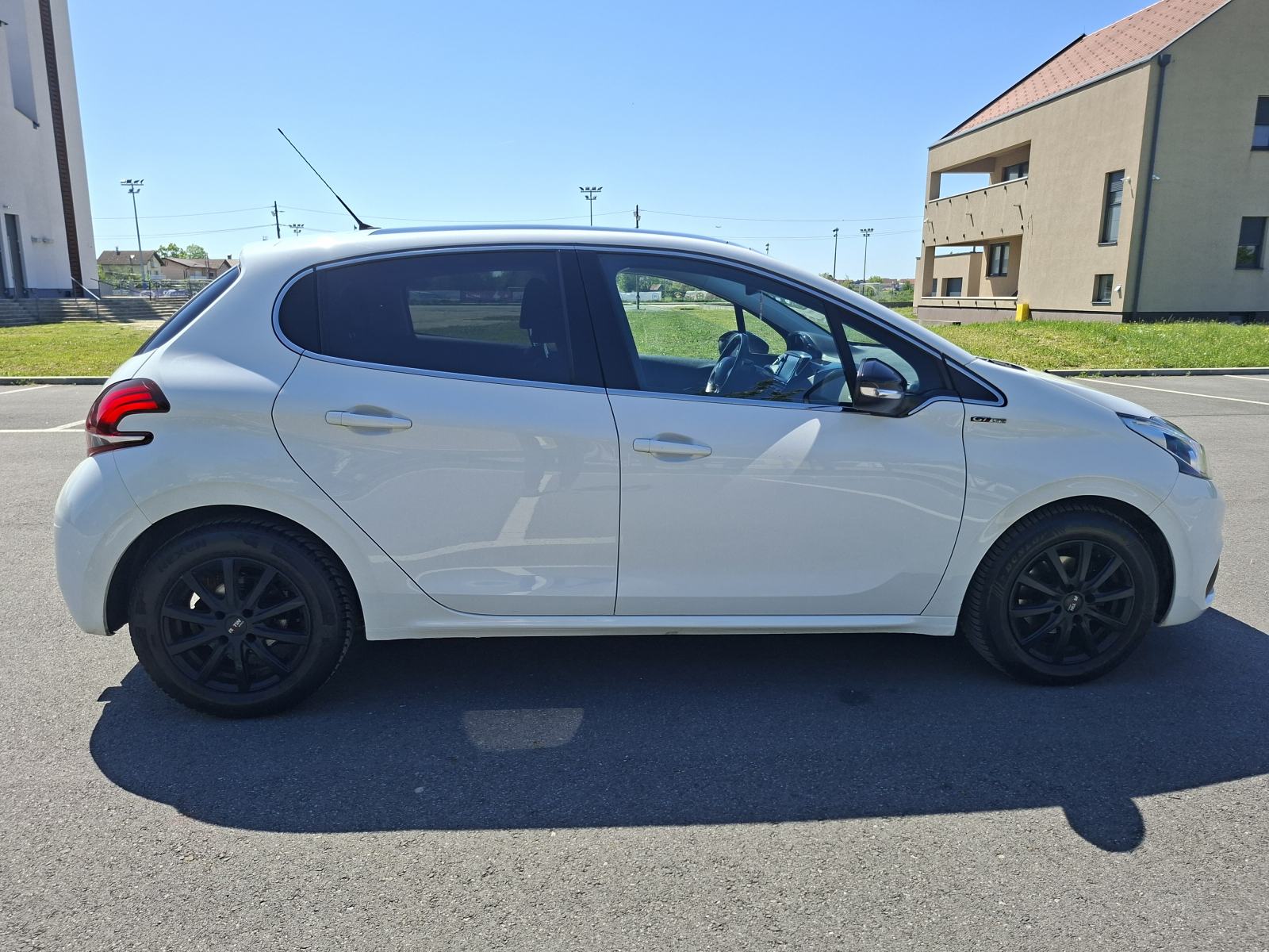 Peugeot 208 1,2i GTline, 110 KS, fotografija 12