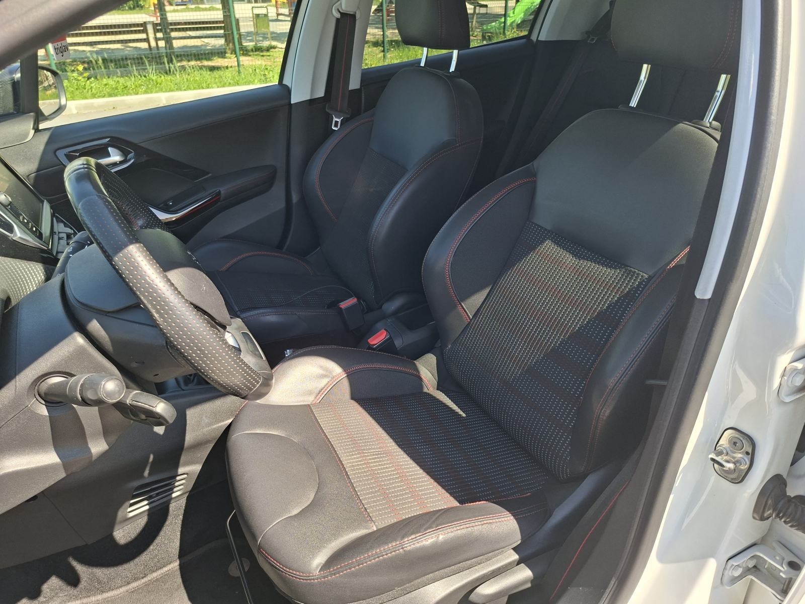 Peugeot 208 1,2i GTline, 110 KS, fotografija 6