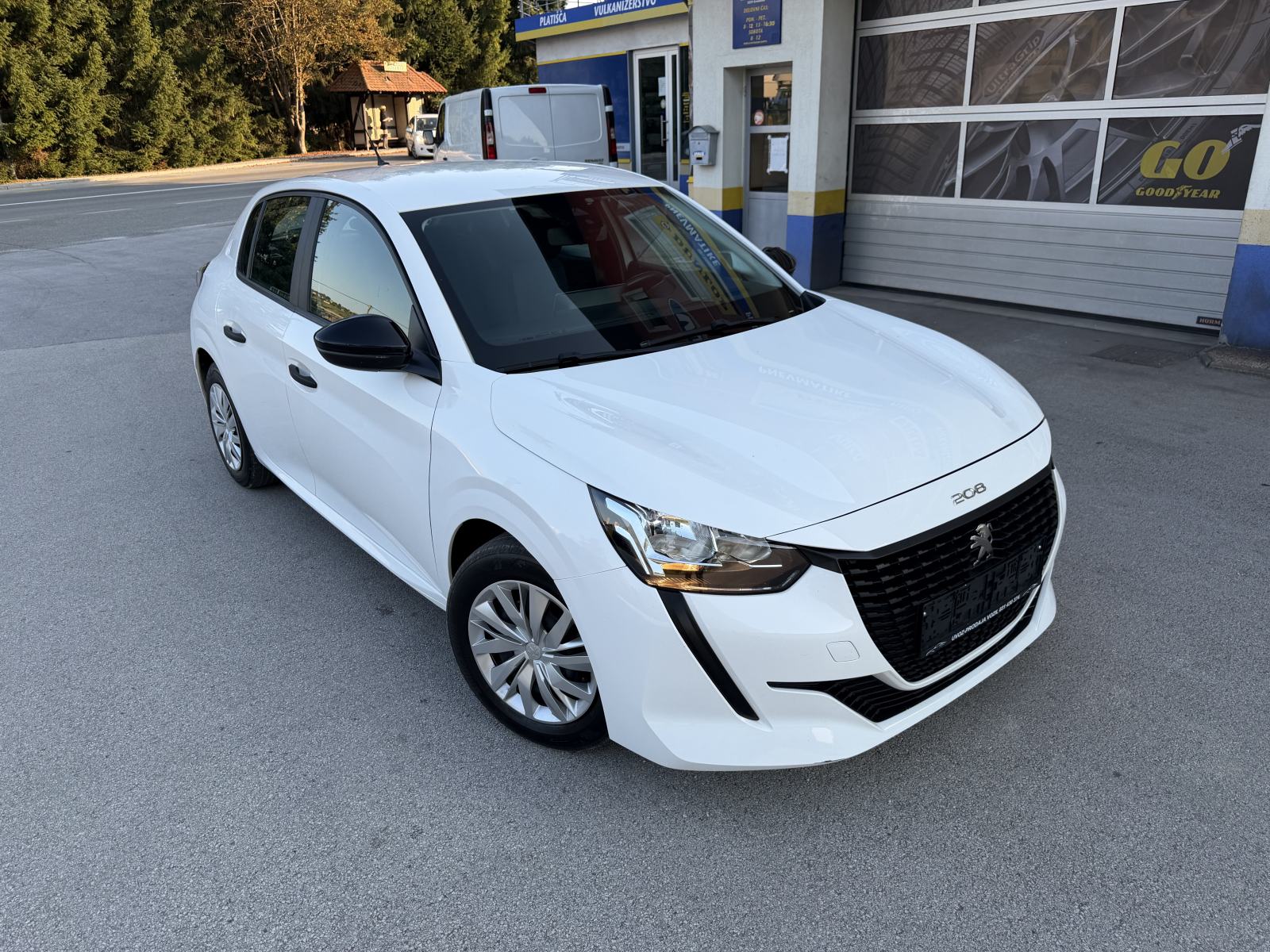 Peugeot 208 1,2PureTech-SAMO 51.000KM-NAVI-KLIMA-TEMPOMAT-ODLIČAN-, fotografija 2