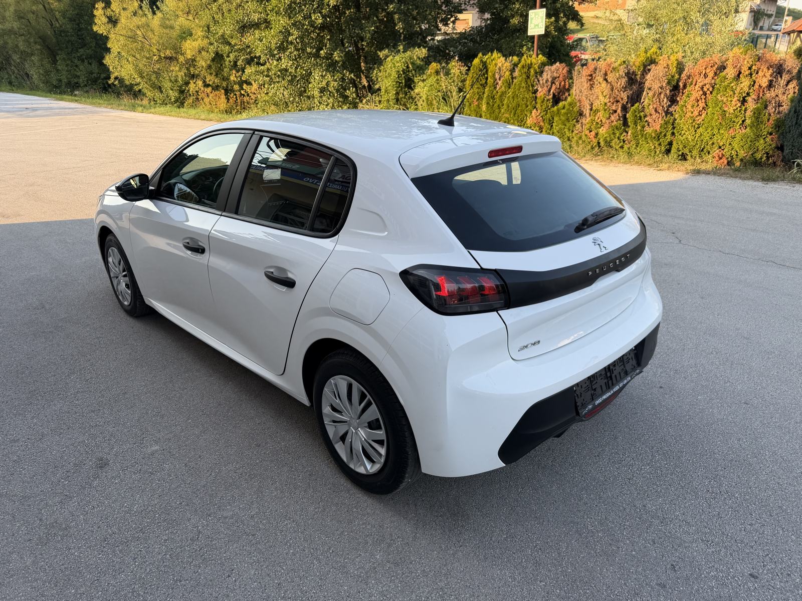 Peugeot 208 1,2PureTech-SAMO 51.000KM-NAVI-KLIMA-TEMPOMAT-ODLIČAN-, fotografija 3