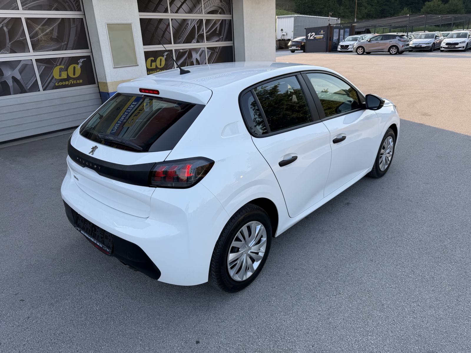 Peugeot 208 1,2PureTech-SAMO 51.000KM-NAVI-KLIMA-TEMPOMAT-ODLIČAN-, fotografija 4