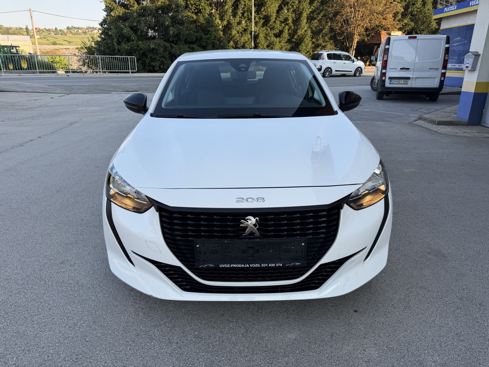 Peugeot 208 1,2PureTech-SAMO 51.000KM-NAVI-KLIMA-TEMPOMAT-ODLIČAN-, fotografija 5