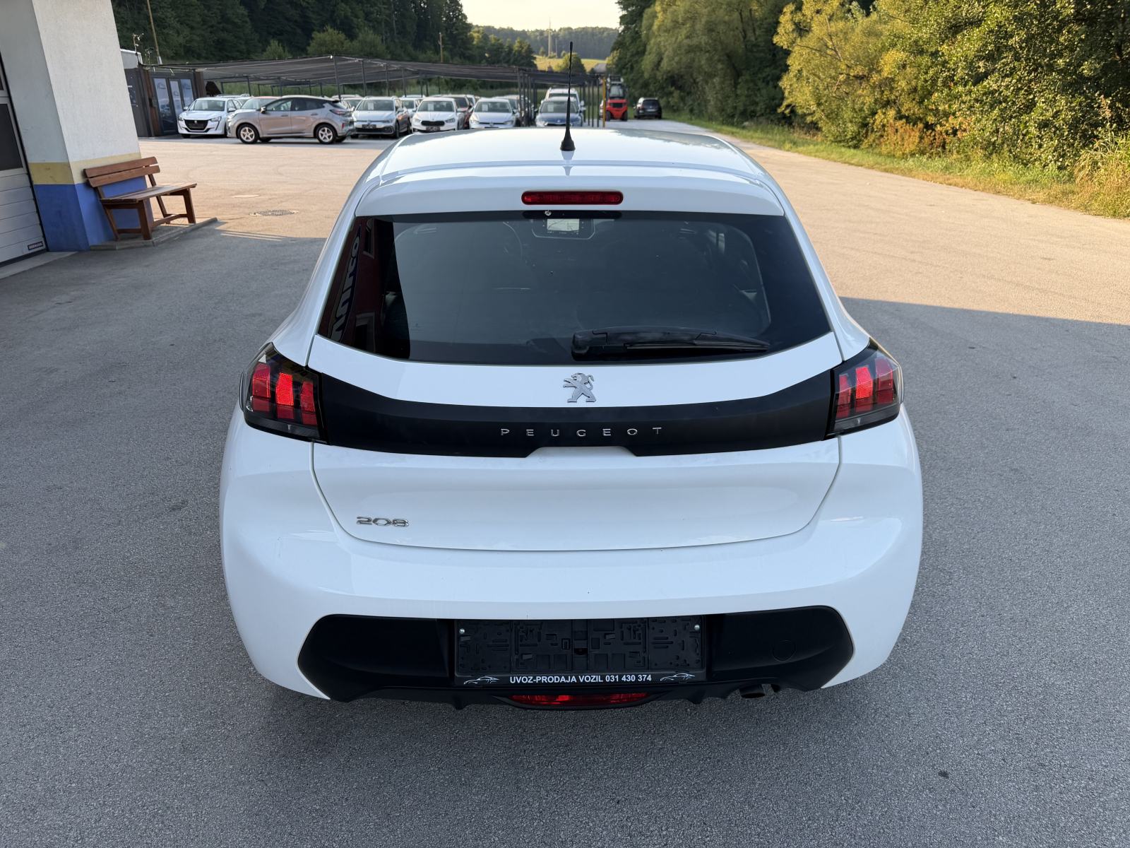 Peugeot 208 1,2PureTech-SAMO 51.000KM-NAVI-KLIMA-TEMPOMAT-ODLIČAN-, fotografija 6