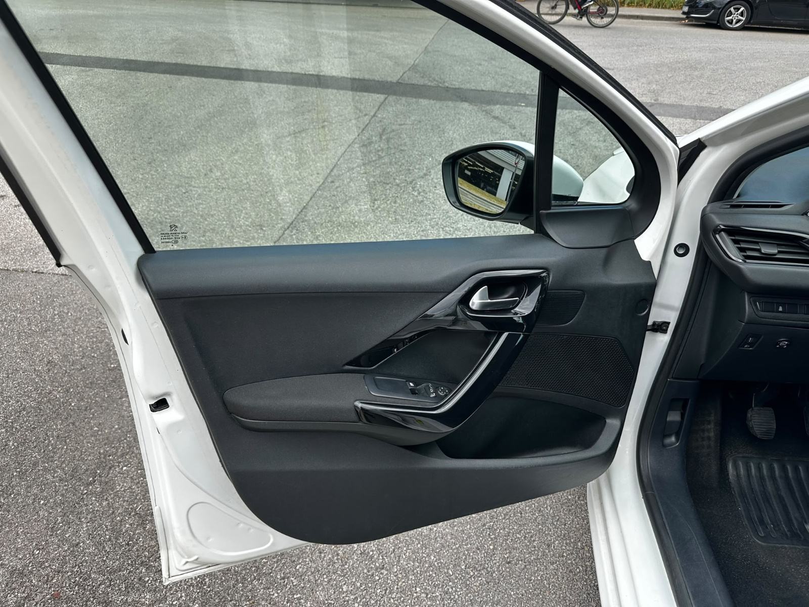 Peugeot 208 1,4 Benzin-LPG*Reg.god dana 07/27*Veliki servis*Klima*Navi, fotografija 9