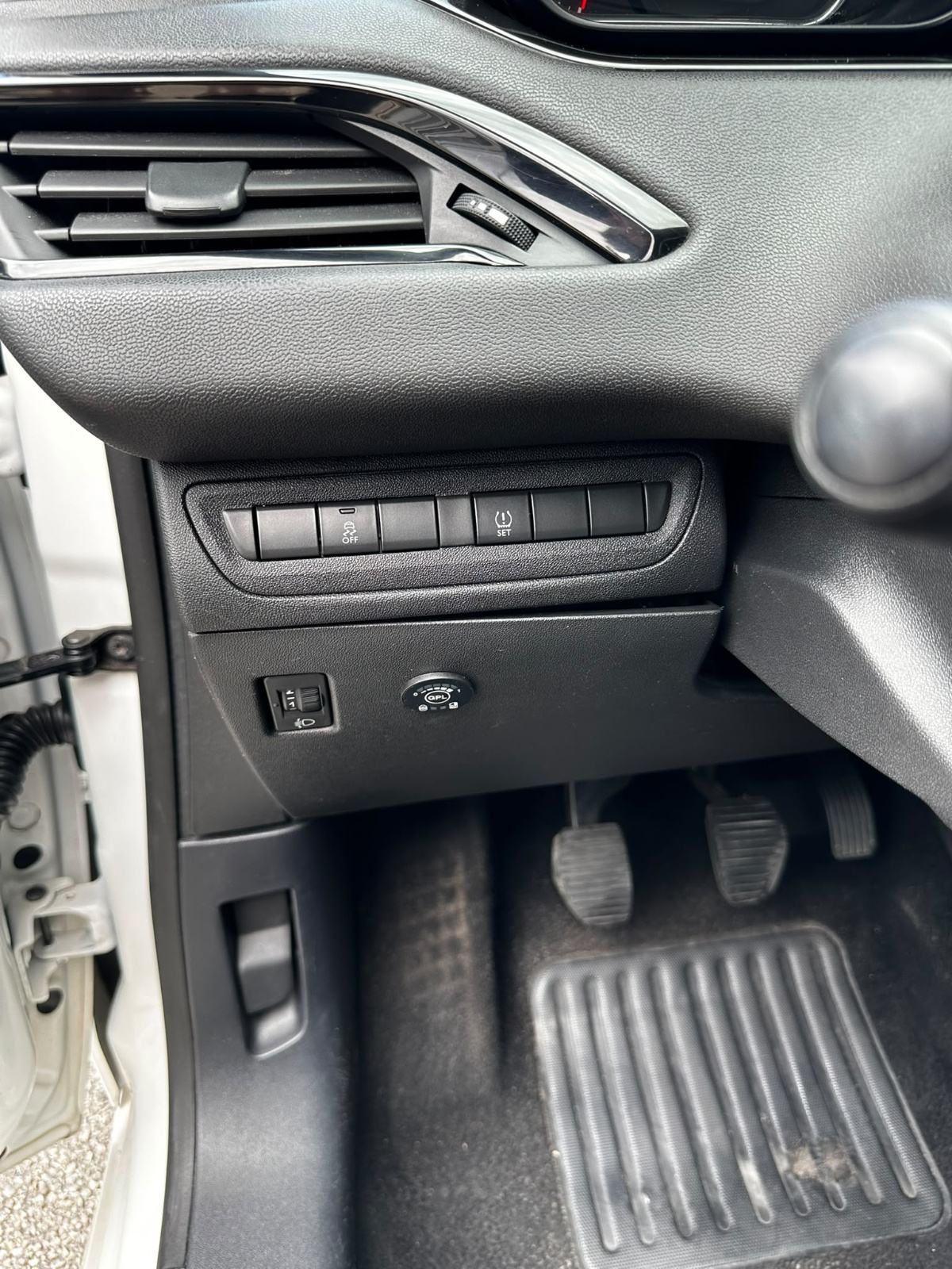 Peugeot 208 1,4 Benzin-LPG*Reg.god dana 07/27*Veliki servis*Klima*Navi, fotografija 16