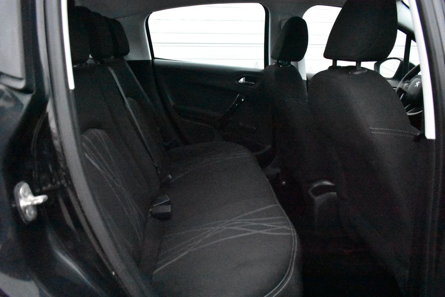 Peugeot 208 1,4 HDi *SERVISNA, NAVIGACIJA, ALU NAPLATCI*, fotografija 6
