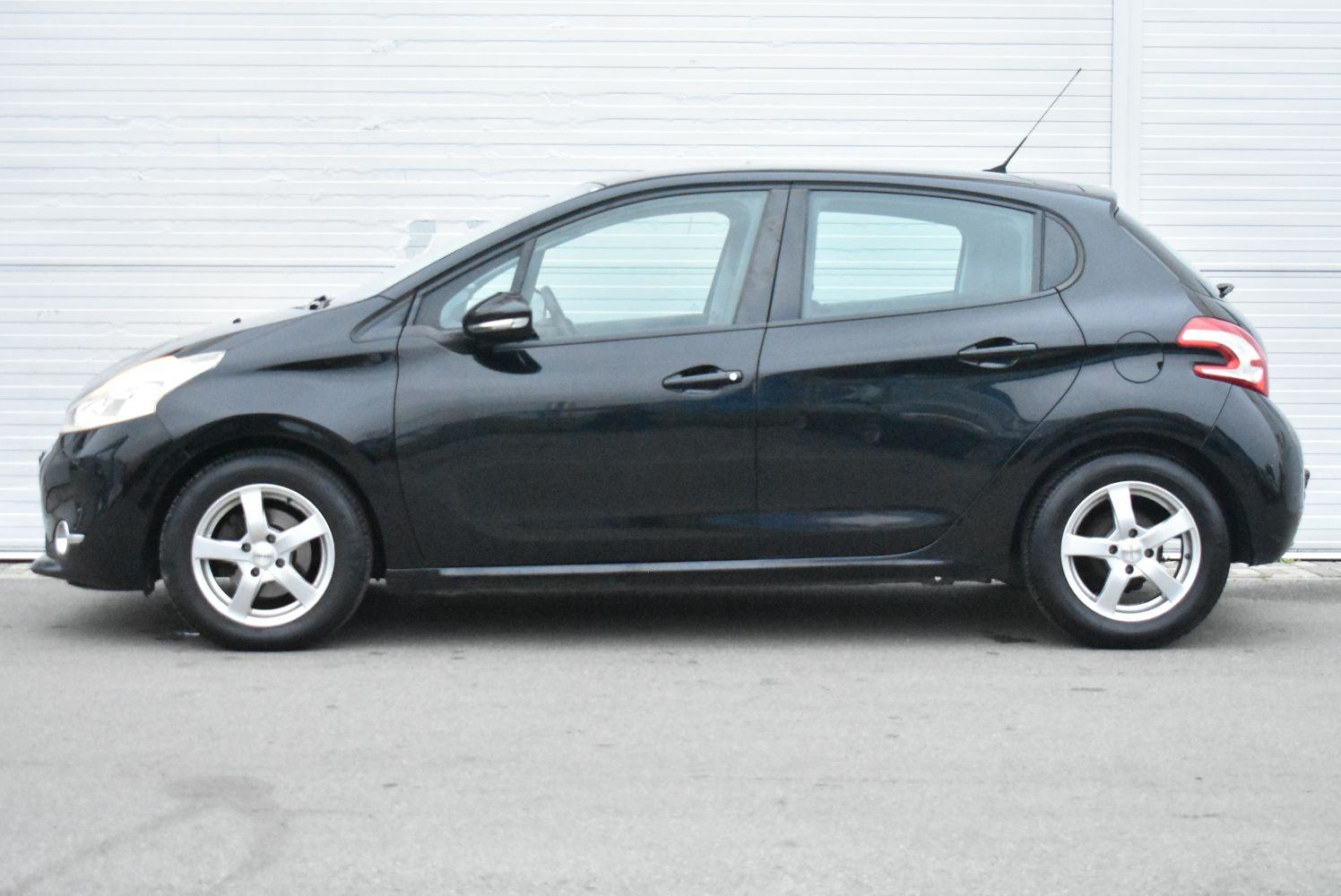 Peugeot 208 1,4 HDi *SERVISNA, NAVIGACIJA, ALU NAPLATCI*, fotografija 2
