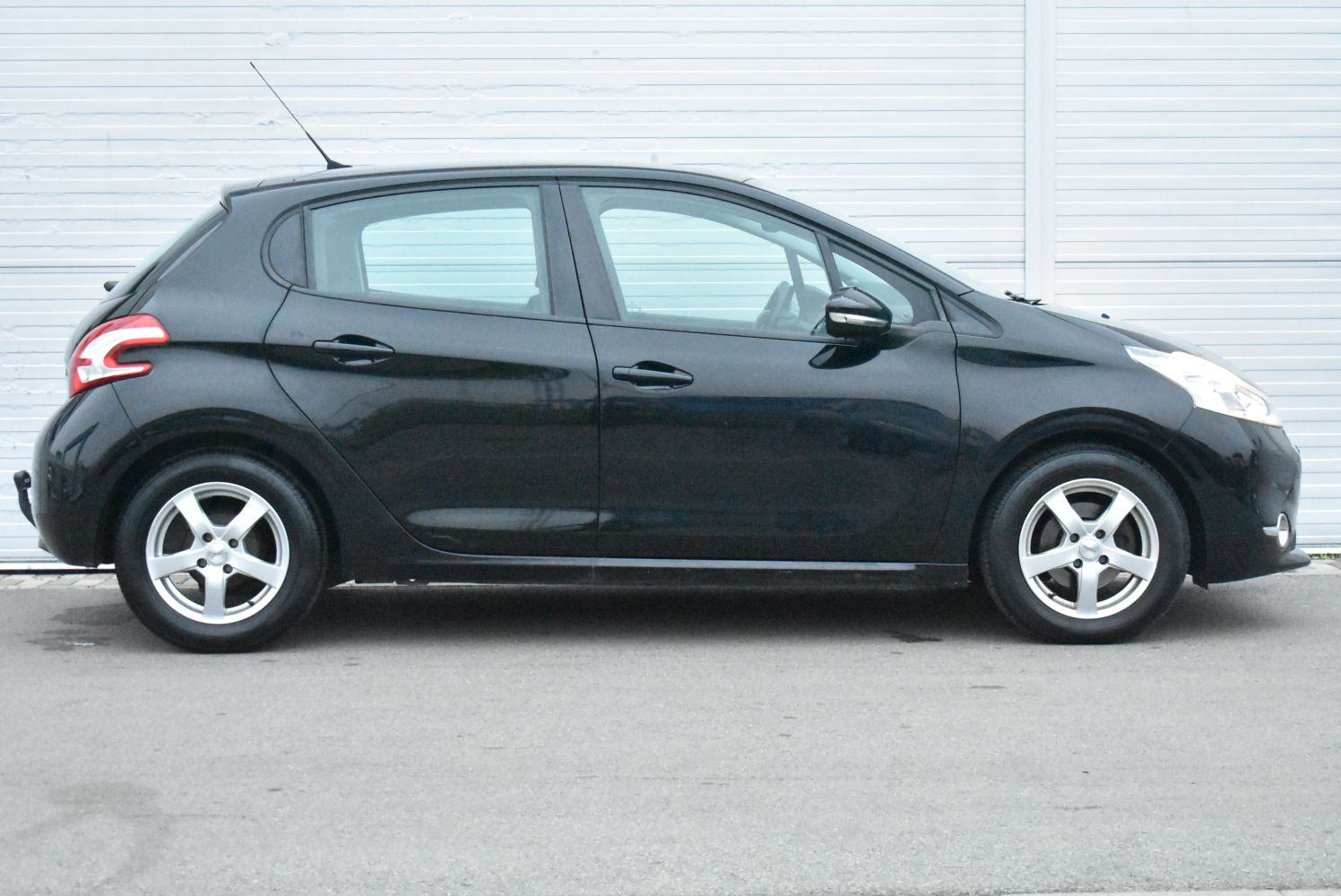 Peugeot 208 1,4 HDi *SERVISNA, NAVIGACIJA, ALU NAPLATCI*, fotografija 3