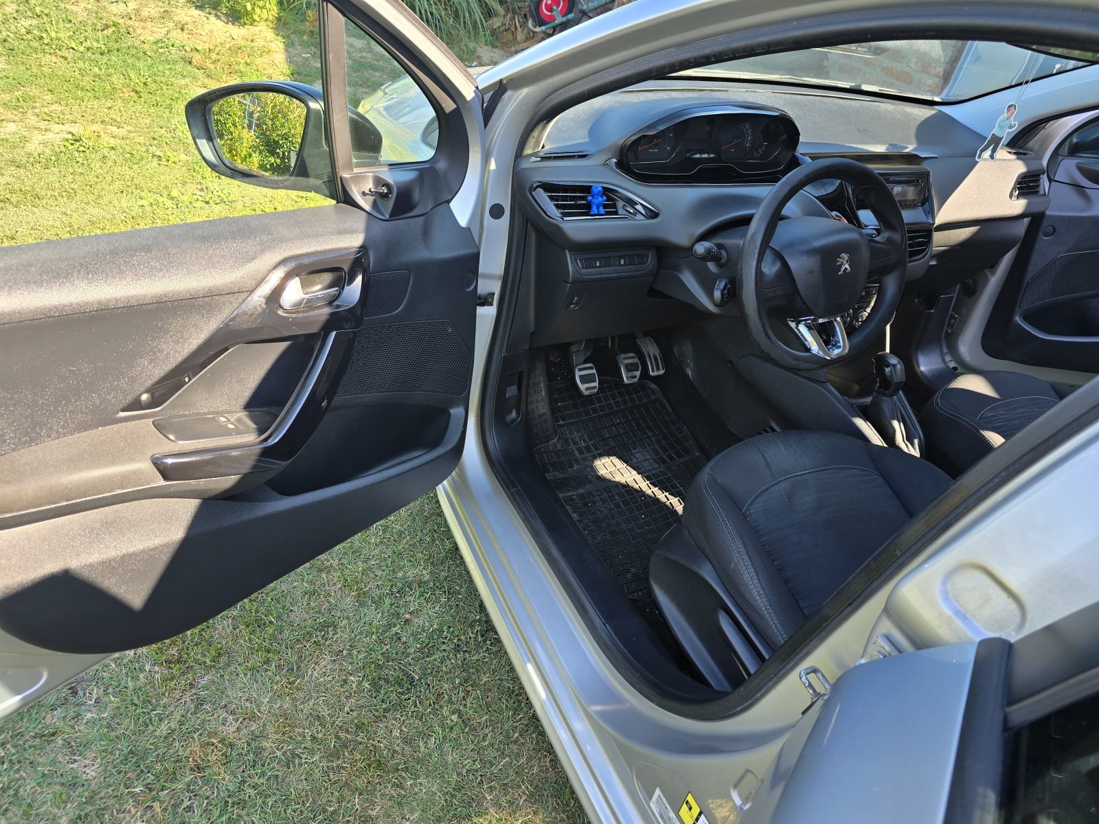 Peugeot 208 1,4 HDi, fotografija 8