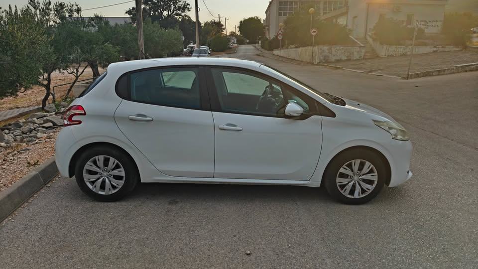 Peugeot 208 1,4 HDi, fotografija 2