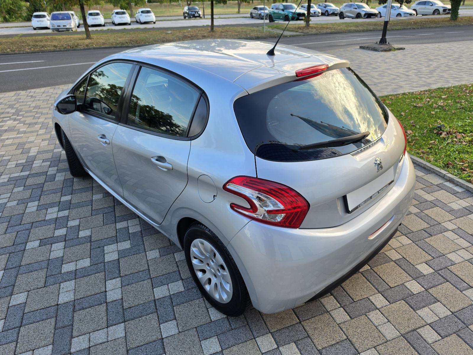 Peugeot 208 1,4 VTi **ACTIVE**KLIMA**ALU**SERVISNA**REG 1 GOD**, fotografija 5