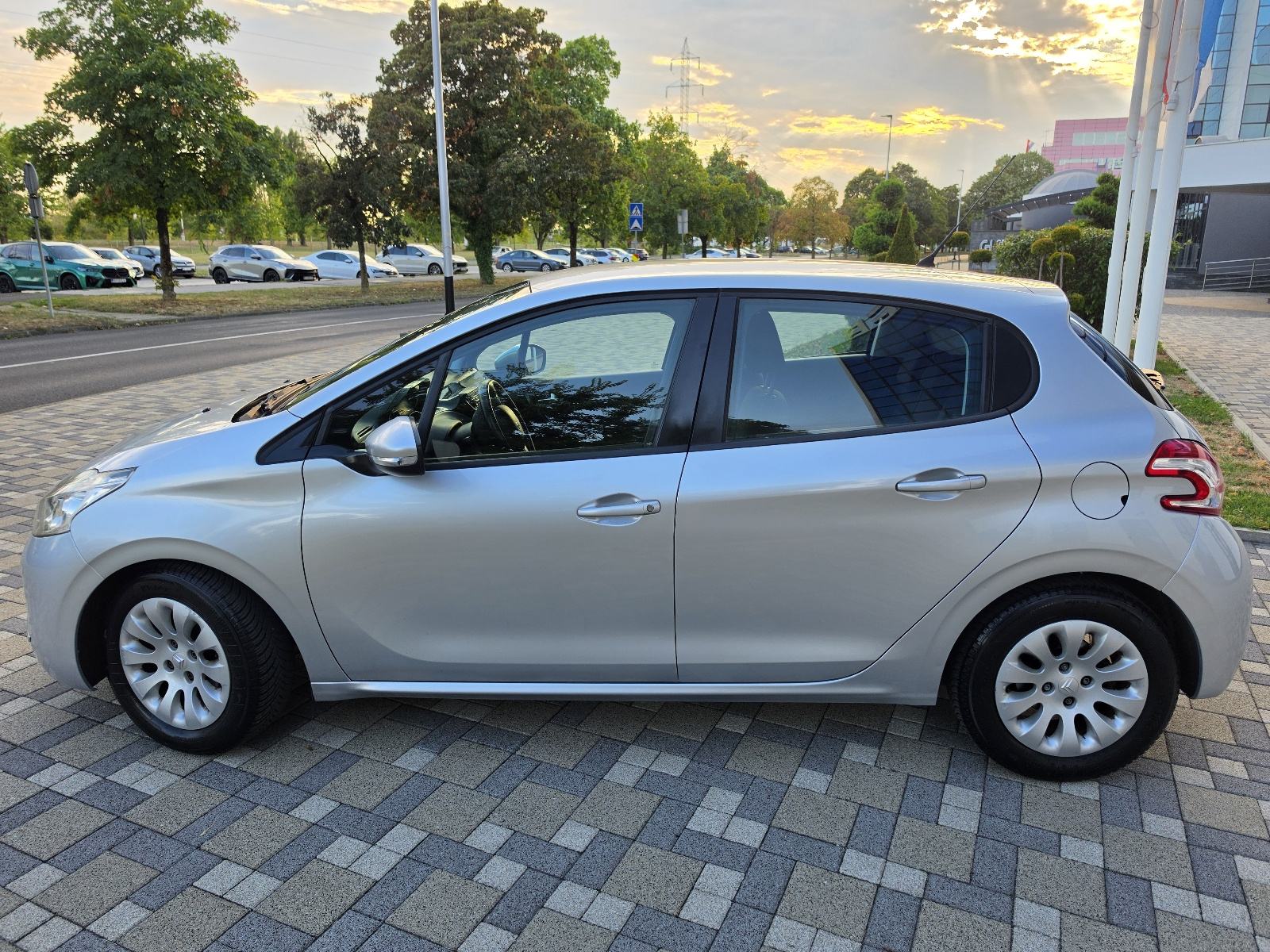 Peugeot 208 1,4 VTi **ACTIVE**KLIMA**ALU**SERVISNA**REG 1 GOD**, fotografija 4