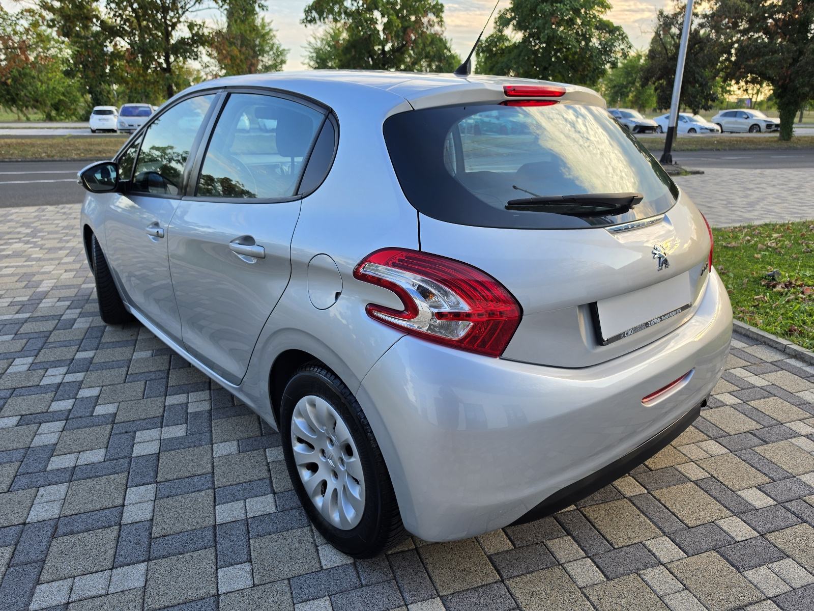 Peugeot 208 1,4 VTi **ACTIVE**KLIMA**ALU**SERVISNA**REG 1 GOD**, fotografija 6