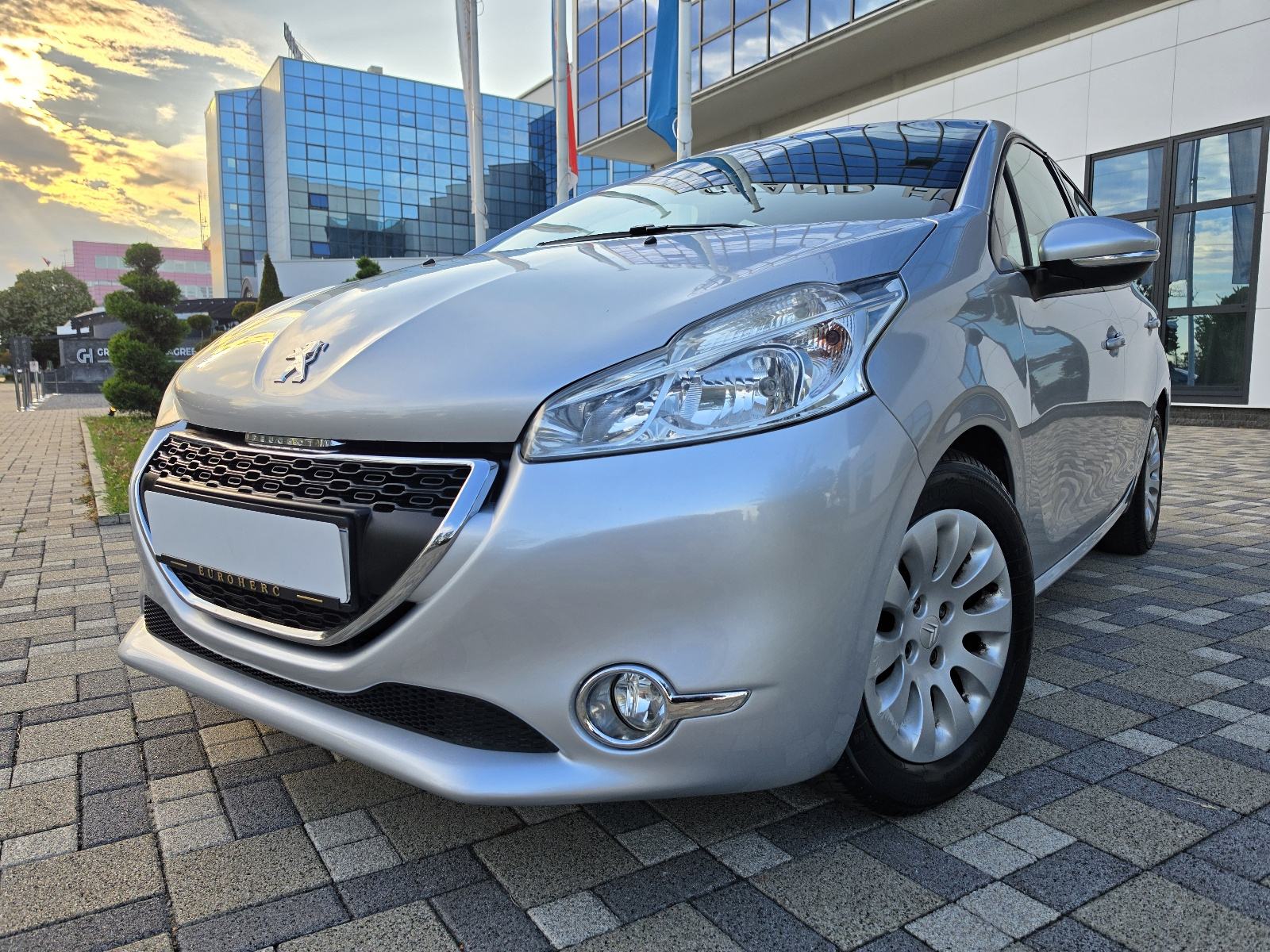 Peugeot 208 1,4 VTi **ACTIVE**KLIMA**ALU**SERVISNA**REG 1 GOD**, fotografija 3