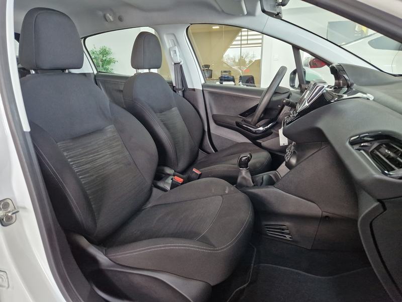 Peugeot 208 1,5 BlueHDI Active, fotografija 16