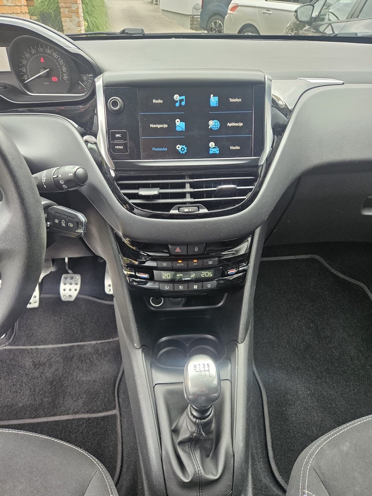 Peugeot 208 1,5 BlueHDI, fotografija 8