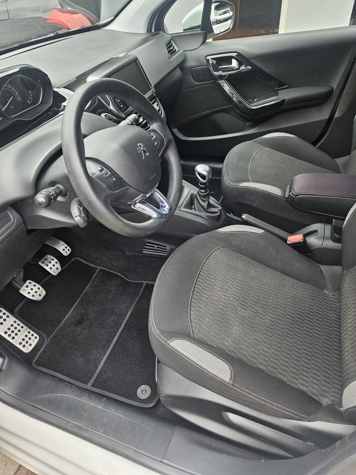 Peugeot 208 1,5 BlueHDI, fotografija 9