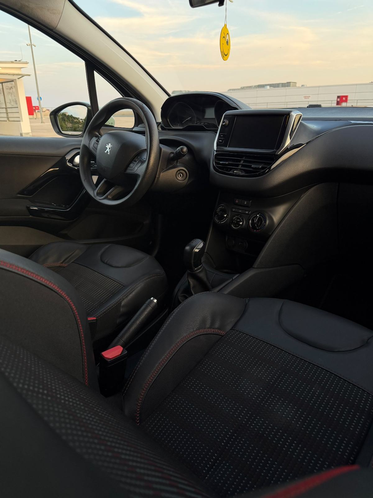 Peugeot 208 1,5 BlueHDI, fotografija 2