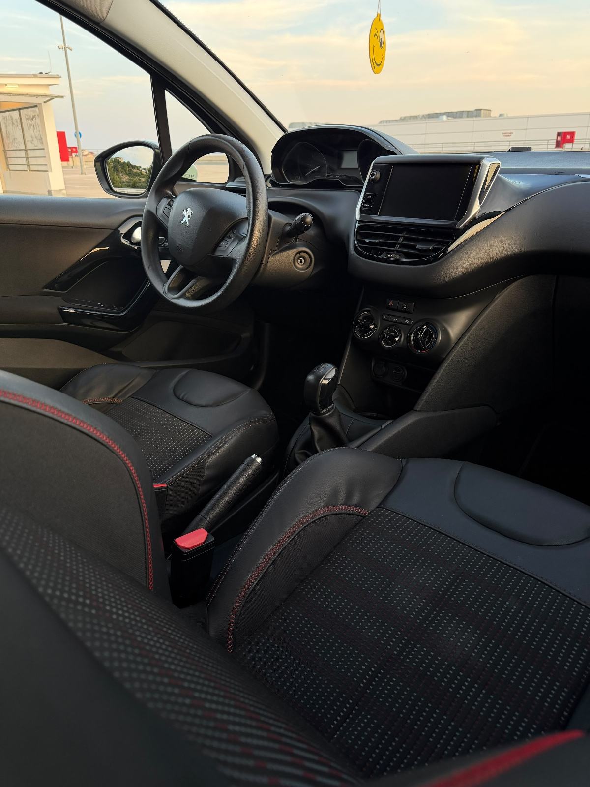 Peugeot 208 1,5 BlueHDI, fotografija 3