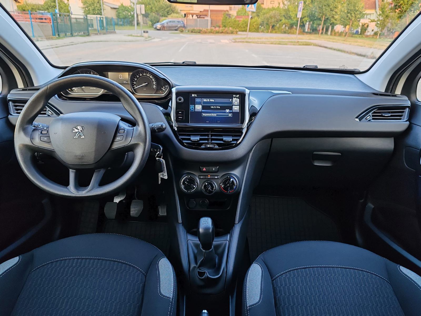 Peugeot 208 1,6 BlueHDi, 2016 G, 104000KM, KARTICE DO 36 RATA, fotografija 15