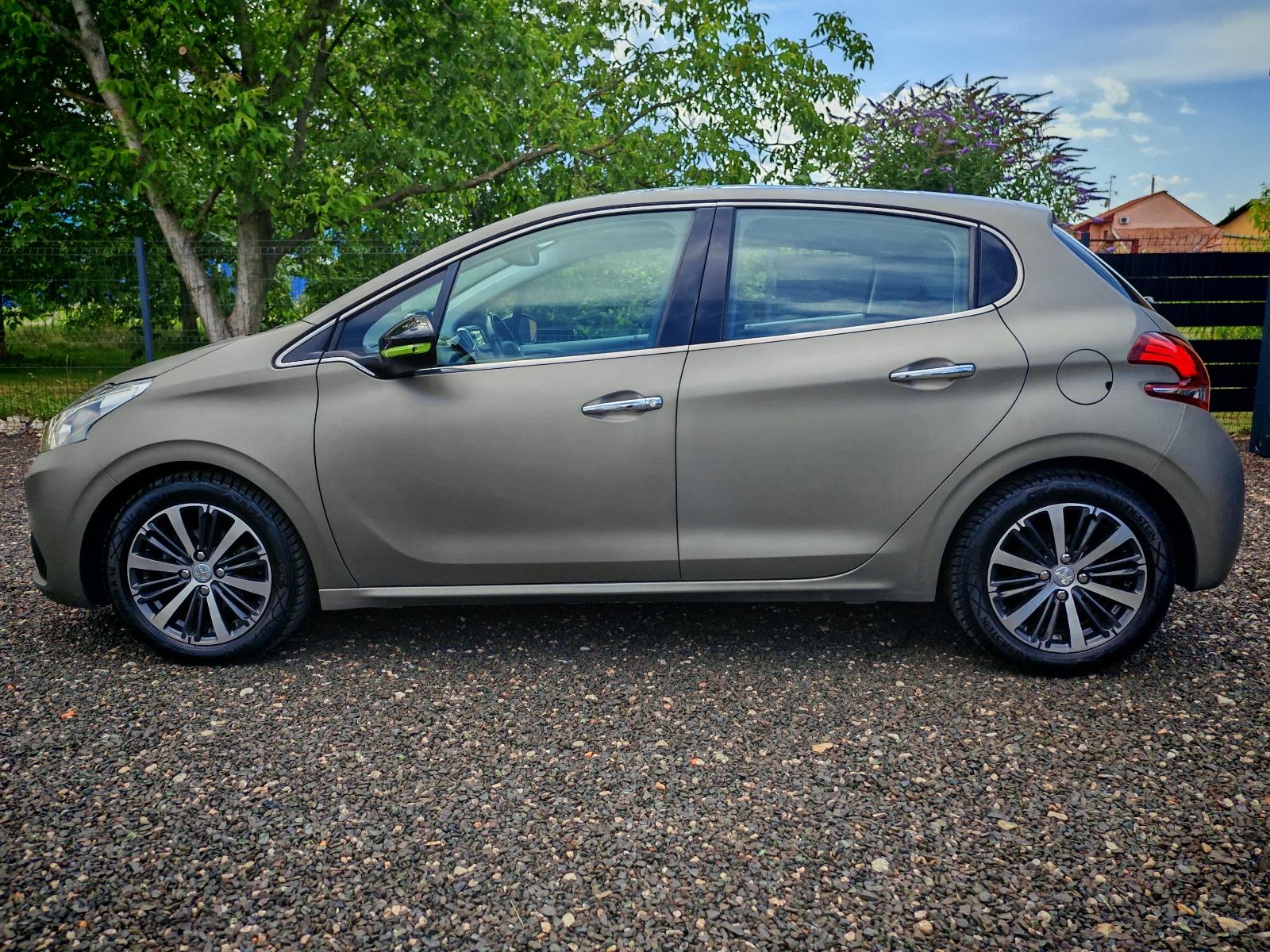 Peugeot 208 1,6 BlueHDi *reg.01/2027*, fotografija 9