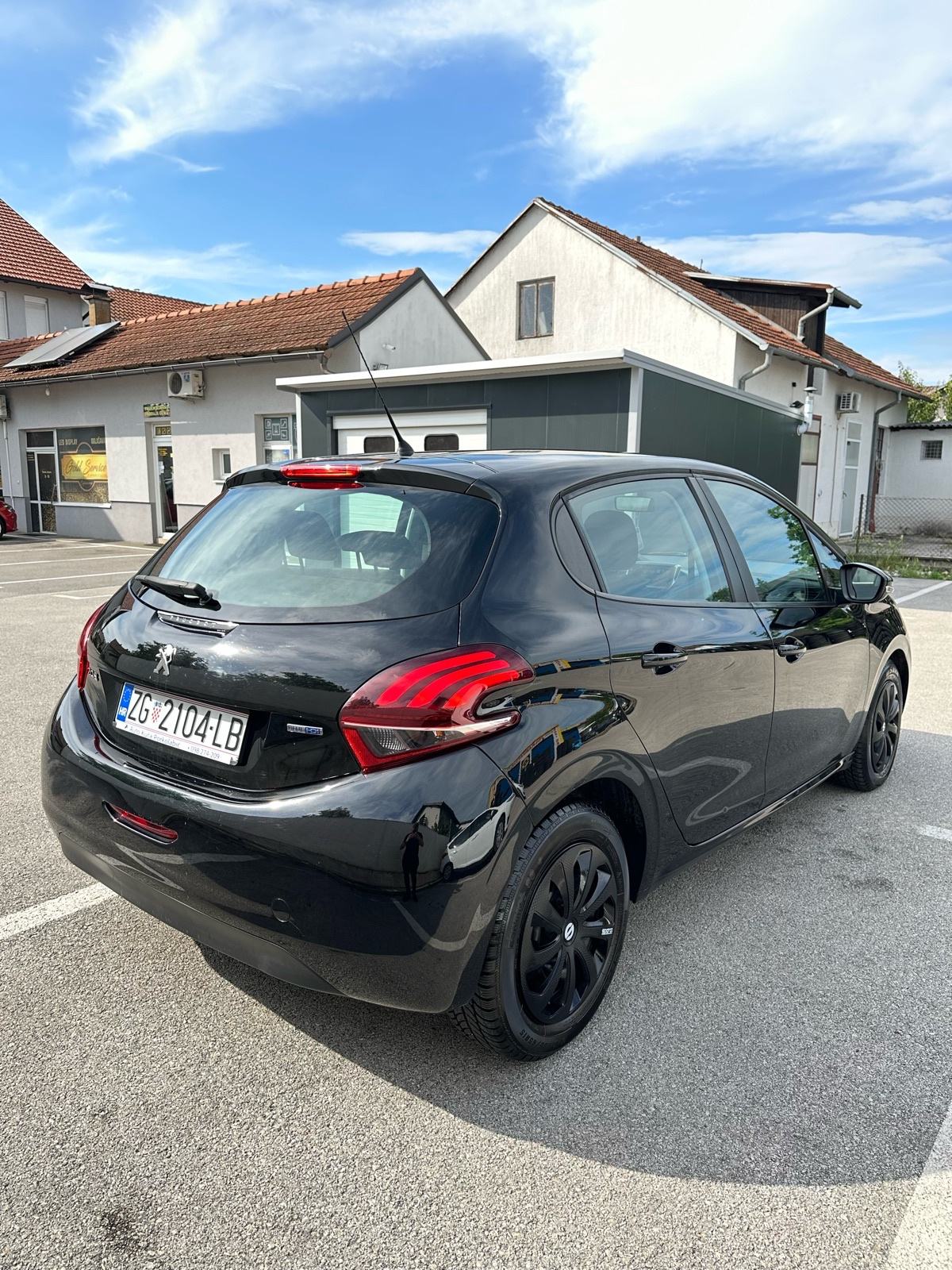 Peugeot 208 1,6 BlueHDi 179tkm, fotografija 3