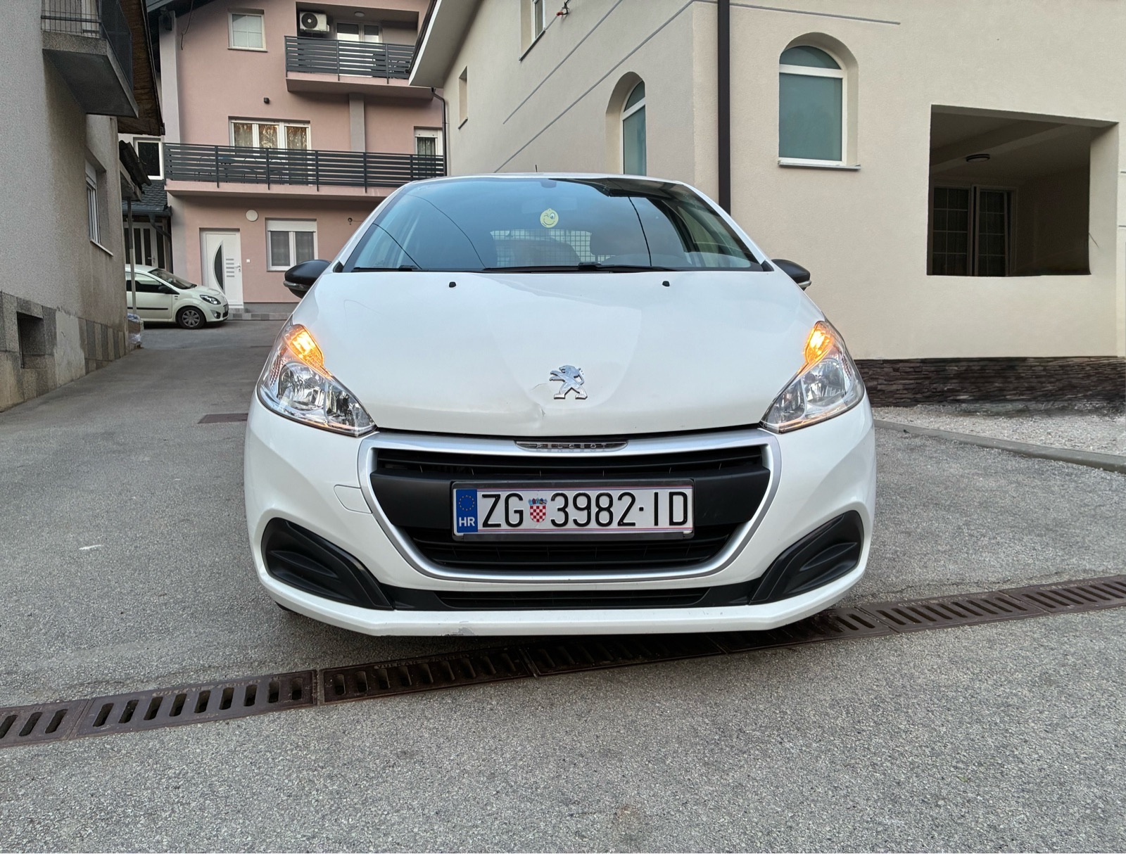 Peugeot 208 1,6 BlueHDi, fotografija 2