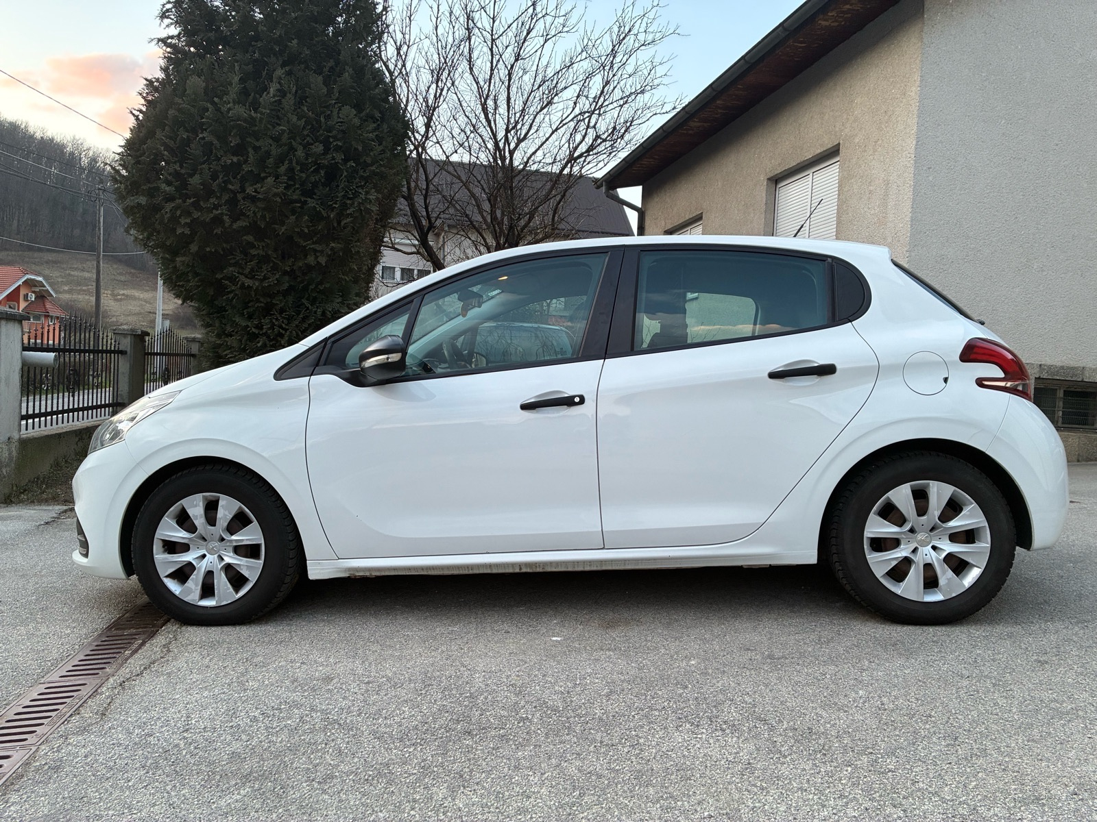Peugeot 208 1,6 BlueHDi, fotografija 3